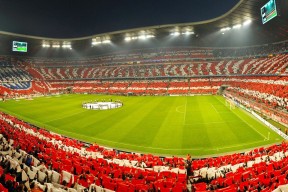 开云体育入口网址 -詹姆斯迎来七赛季出色发挥，切尔西观众热烈欢呼！观众掌声雷动